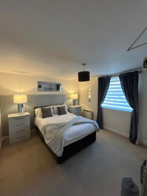 stylish two bed Ipswich apartment close to the waterfront sleeps 5 perfect for contractors leisure travel stays